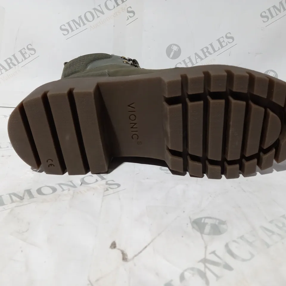 BOXED PAIR OF VIONIC JAXON HIKING BOOTS IN OLIVE UK SIZE 5.5