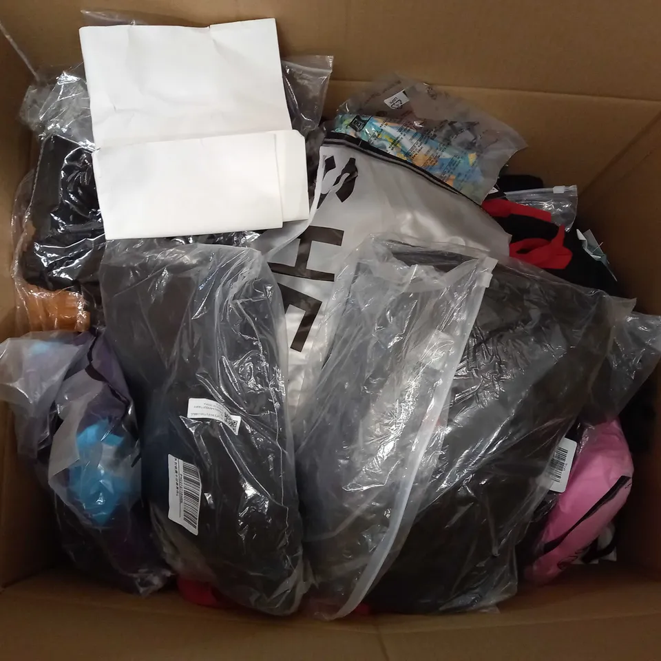 LARGE QUANTITY OF CLOTHING ITEMS TO INCLUDE DRESSES, SWEATERS, JEANS, T-SHIRTS, ETC