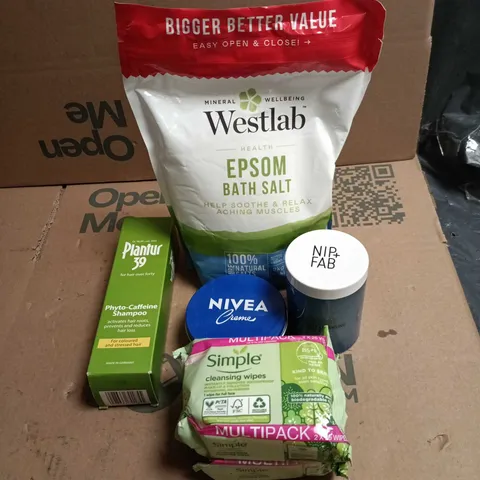 TOTE OF APPROXIMATELY 22 ASSORTED COSMETIC ITEMS TO INCLUDE EPSOM BATH SALT, NIVEA CREME, NIP AND FAB PADS, PLANTUR 39 ETC 