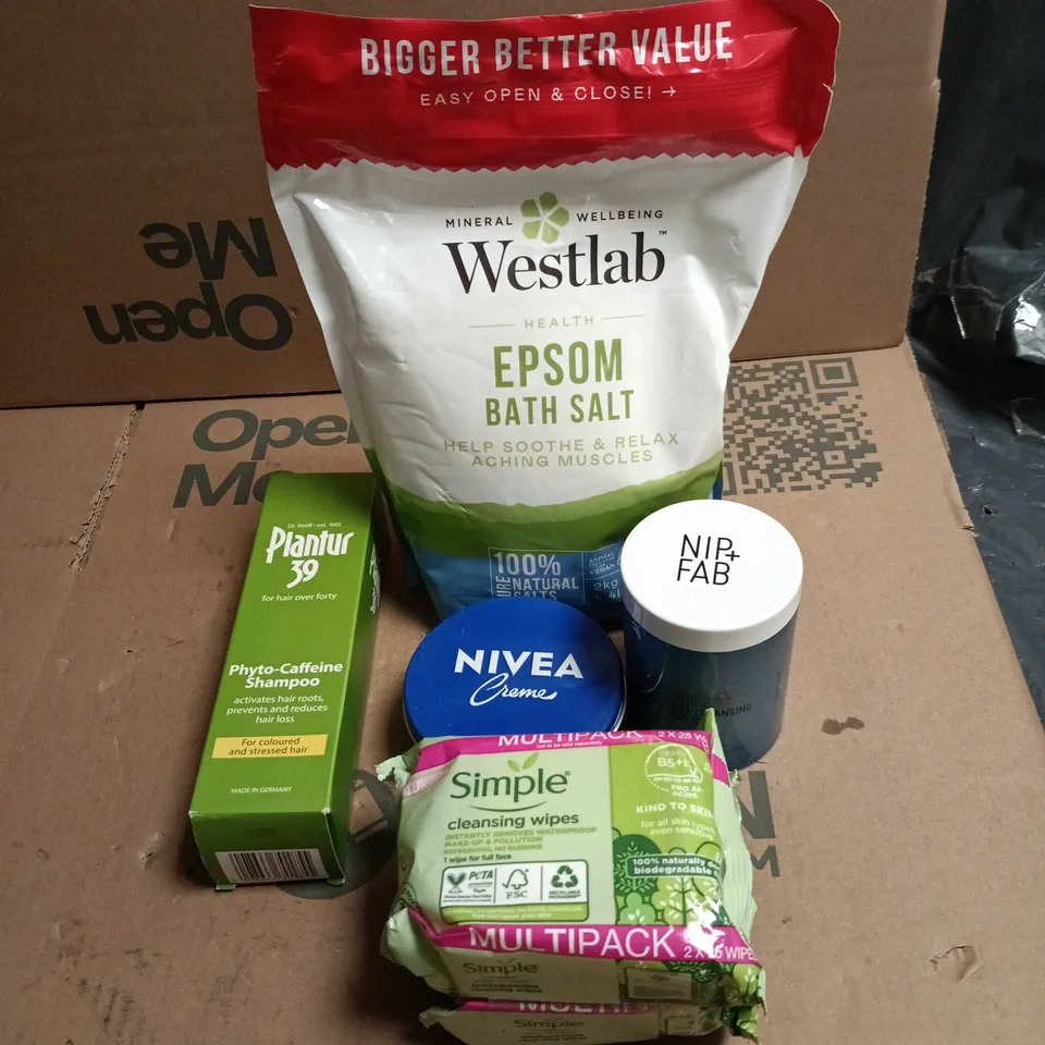 TOTE OF APPROXIMATELY 22 ASSORTED COSMETIC ITEMS TO INCLUDE EPSOM BATH SALT, NIVEA CREME, NIP AND FAB PADS, PLANTUR 39 ETC 