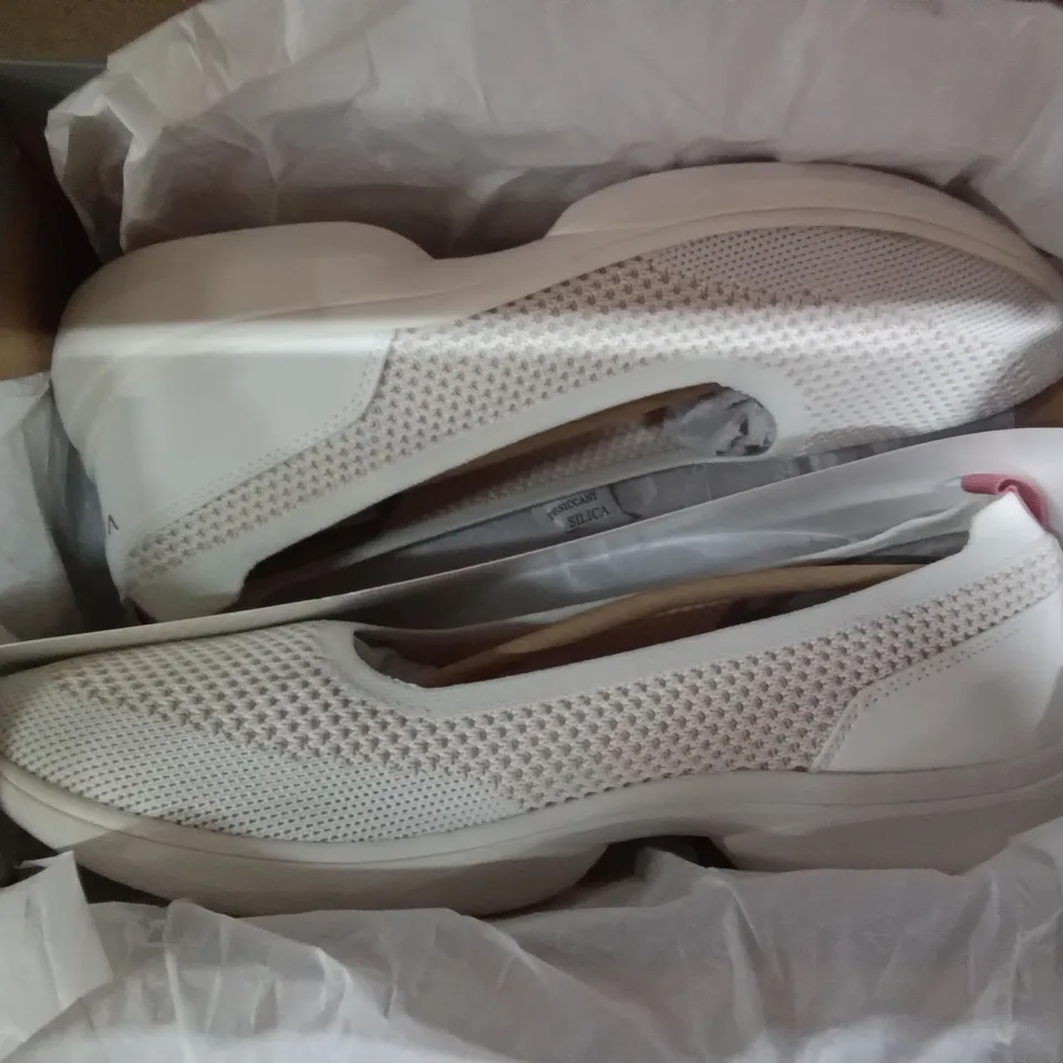 BOX CONTAINING 6 PAIRS OF VIONIC KALLIE BALRNA MARSHMALLOW SIZE 8