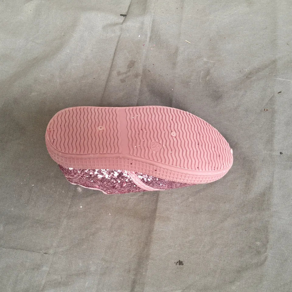 BOX OF APPROX 20 UNBRANDED PINK GITTER TRAINERS IN VARIOUS SIZES
