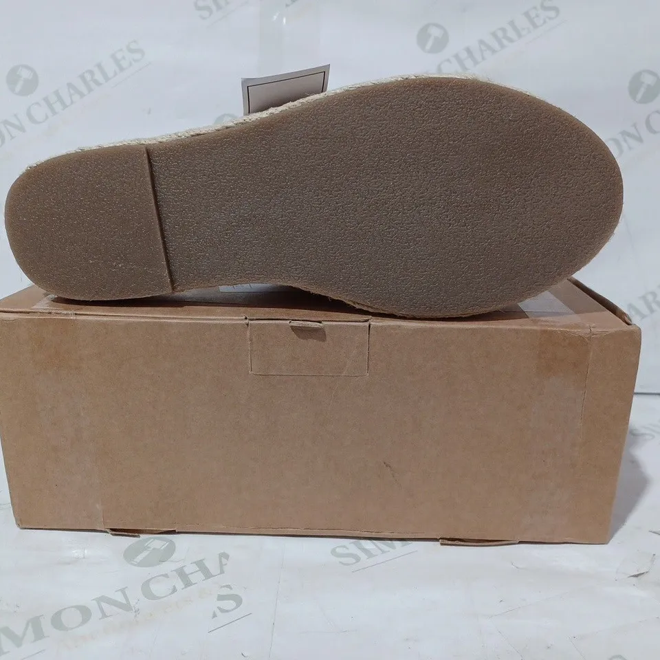 BOXED PAIR OF SIMPLY BE OPEN TOE KNIT SANDALS IN BEIGE W. FLORAL STYLE PATTER UK SIZE 8