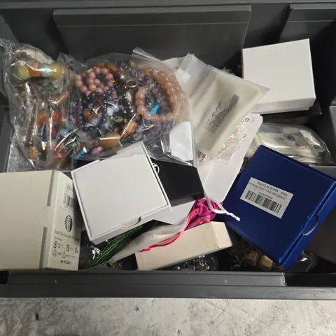 APPROXIMATELY 15 ASSORTED JEWELLERY ITEMS TO INCLUDE - WATCH , NECKLACE , BRACELET ETC