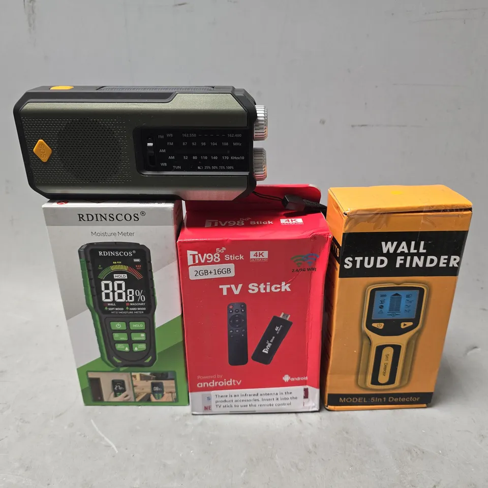 APPROXIMATELY 7 ASSORTED ITEMS TO INCLUDE - WALL STUD FINDER , CAMPING RADIO , MOISTURE METER ETC