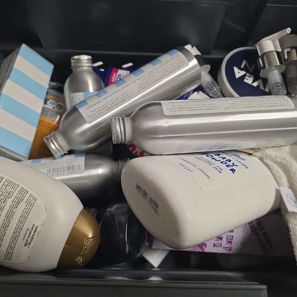 APPROXIMATELY 15 ASSORTED HEALTH & BEAUTY PRODUCTS TO INCLUDE NIVEA BODY LOTION, BED HEAD IGI SHAMPOO, NIVEA MEN CREME, ETC - COLLECTION ONLY