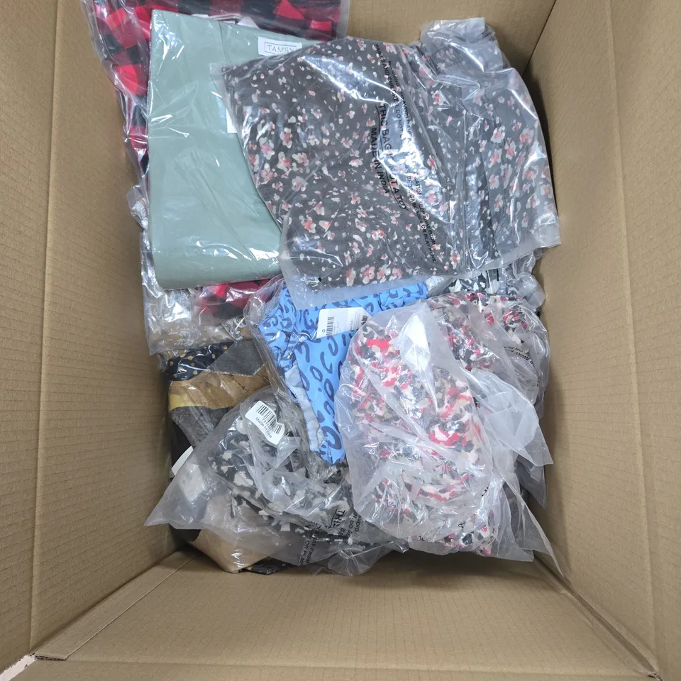BOX OF APPROXIMATELY 30 X ASSORTED CLOTHING ITEMS TO INCLUDE TAMSY RED/BLACK CHECK SHIRT ETC
