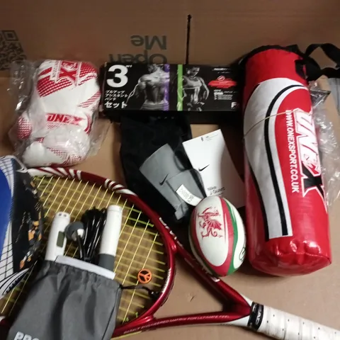 LOT OF 8 ASSORTED SPORTING ITEMS TO INCLUDE TENSION BANDS, TENNIS RACKET AND ELECTRONIC SKIPPING ROPE
