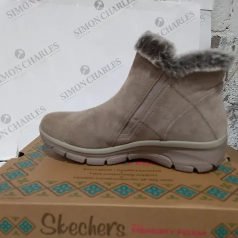 SKECHERS EASY GOING HIGH ZIP BOOT, MUSHROOM, UK 5