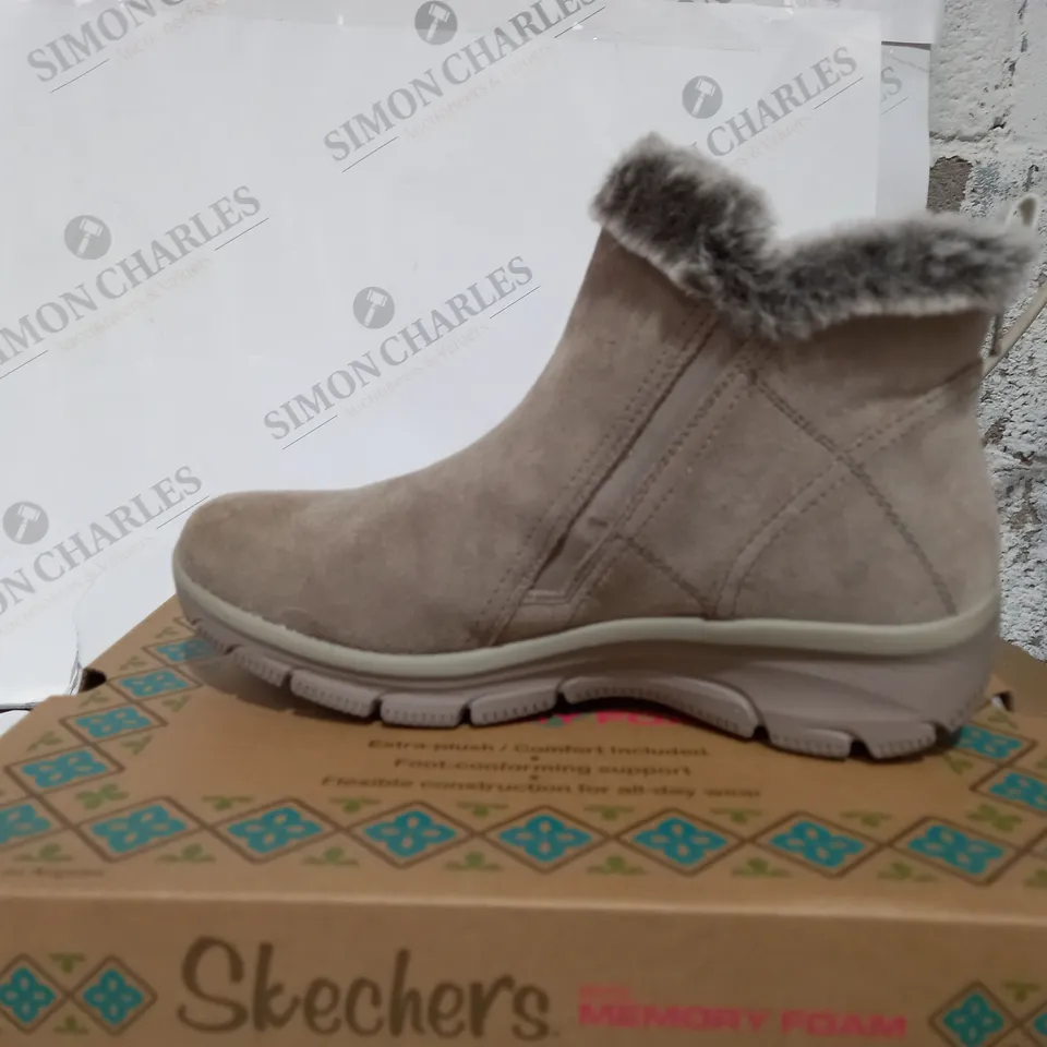 SKECHERS EASY GOING HIGH ZIP BOOT, MUSHROOM, UK 5