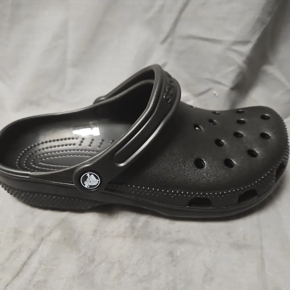CROCS CLASSIC BLACK CLOGS – UK 6-7 (UNISEX)