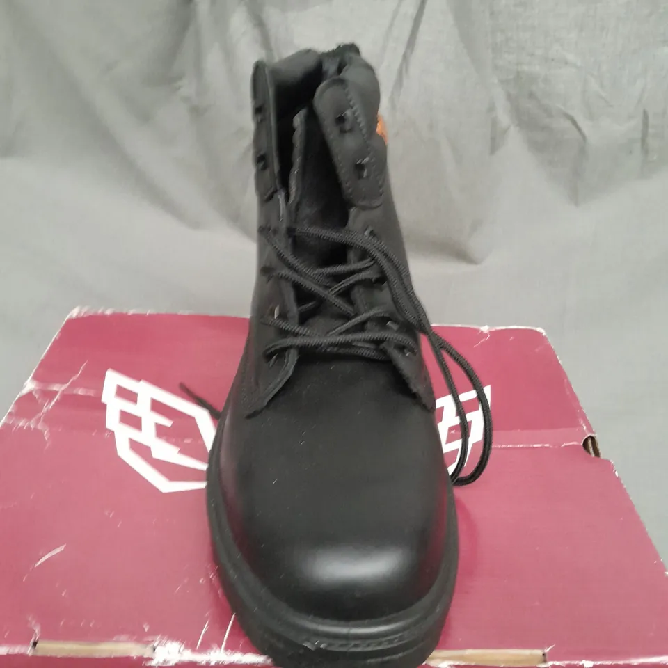 BOXED PAIR OF TROJAN LITES SAFETY BOOTS IN BLACK - SIZE 11