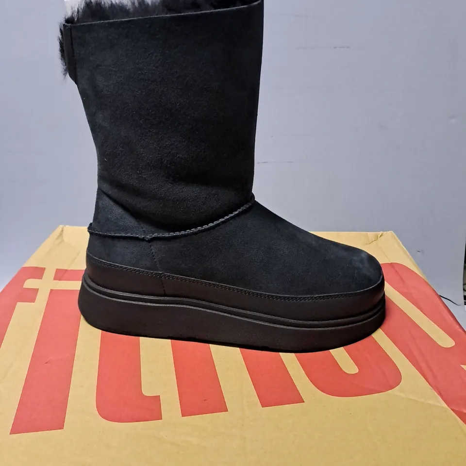 BOXED FITFLOP SHORT DOUBLE FACED SHEARLING BOOTS IN BLACK -UK 5.5