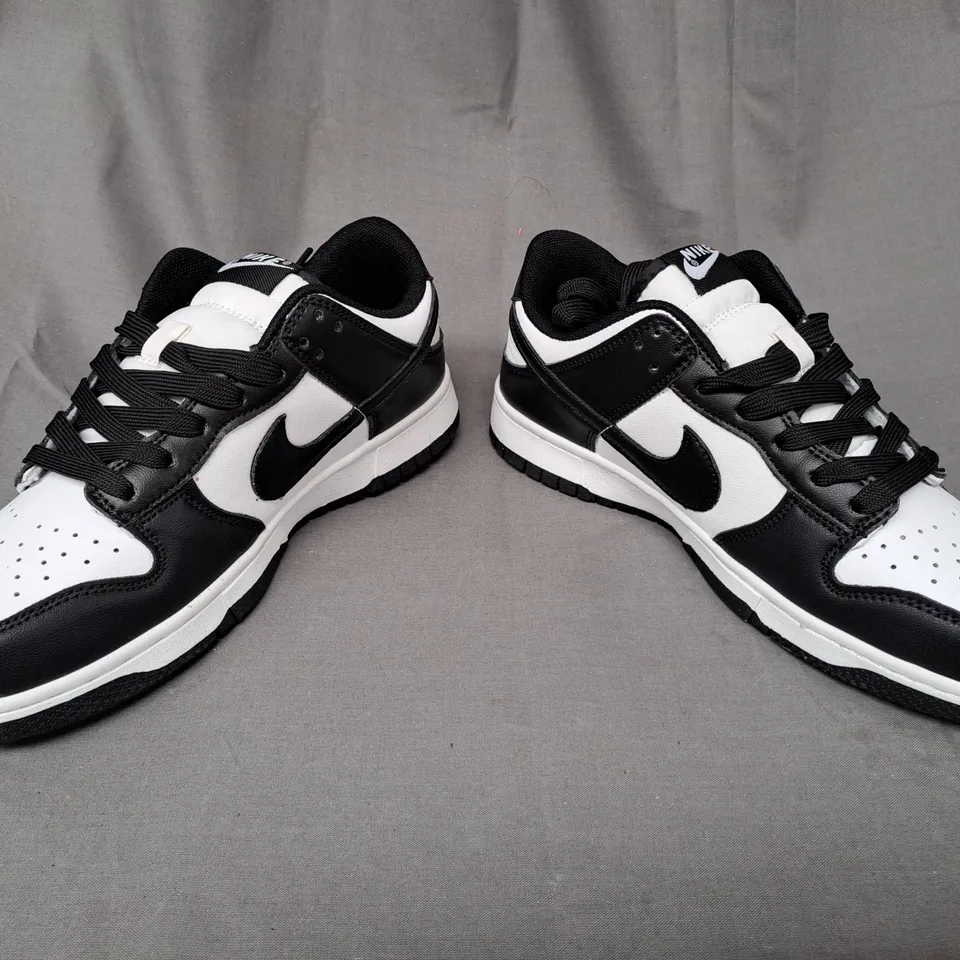 BOXED PAIR OF NIKE SHOES IN BLACK/WHITE UK SIZE 5.5