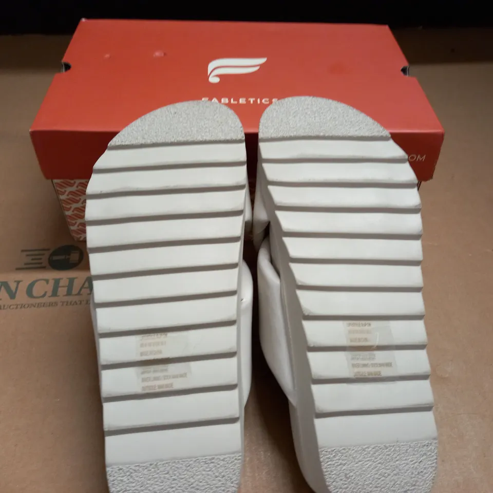BOXED PAIR OF FABLETICS SLIP ON SHOE SIN CREAM - SIZE 8