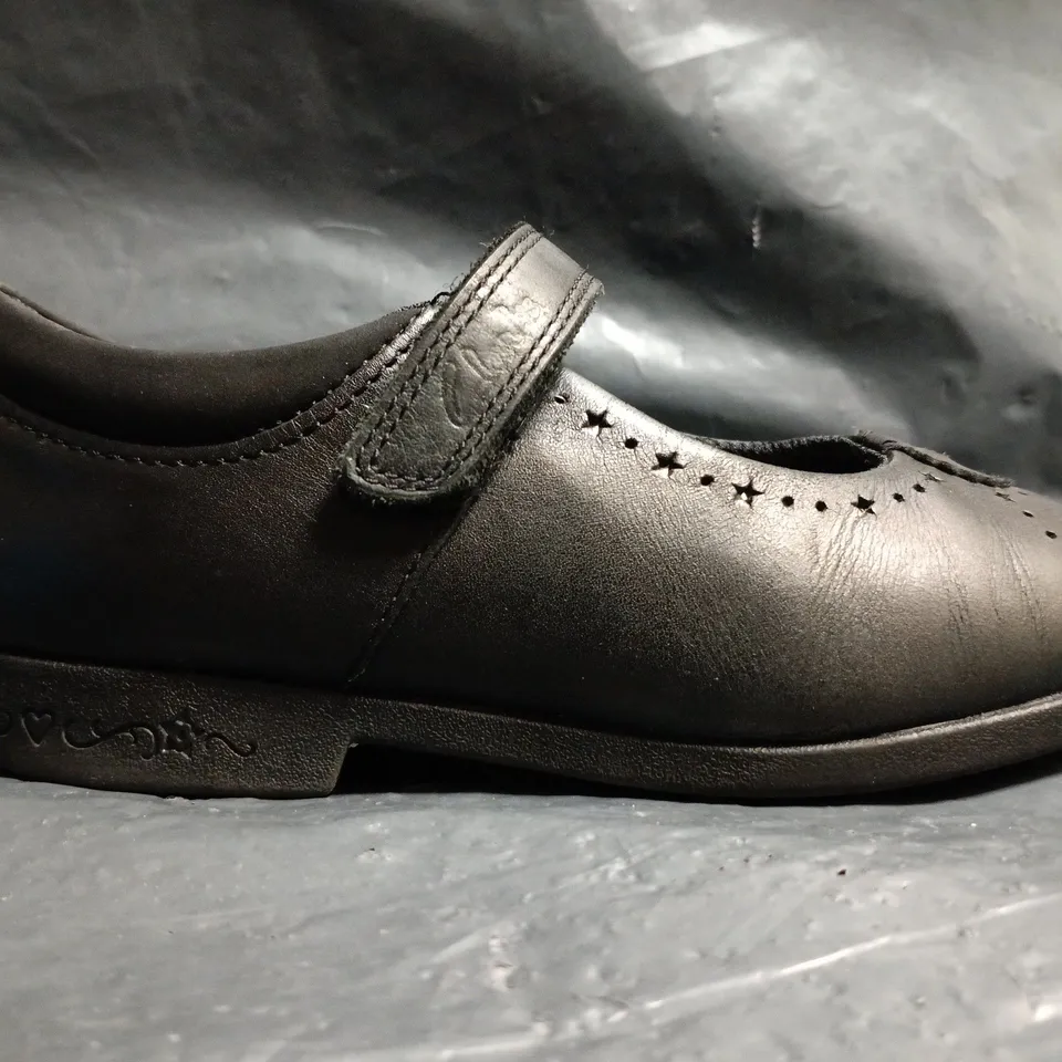 BOXED PAIR OF CLARKS KIDS SHOES IN BLACK SIZE 11.5