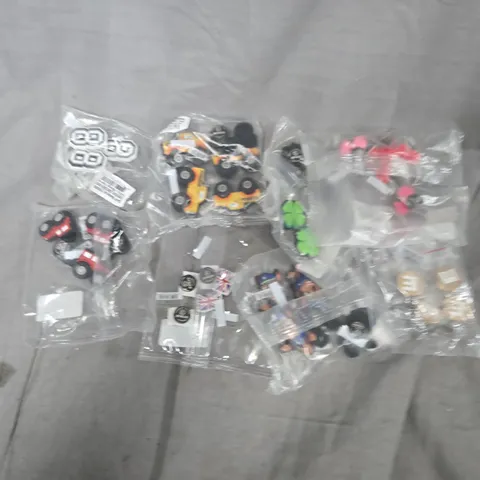 LARGE QUANTITY OF ASSORTED JIBBITZ CROC CHARMS TO INCLUDE CHERRYS, PAW PATROL, MONSTER TRUCK, ETC