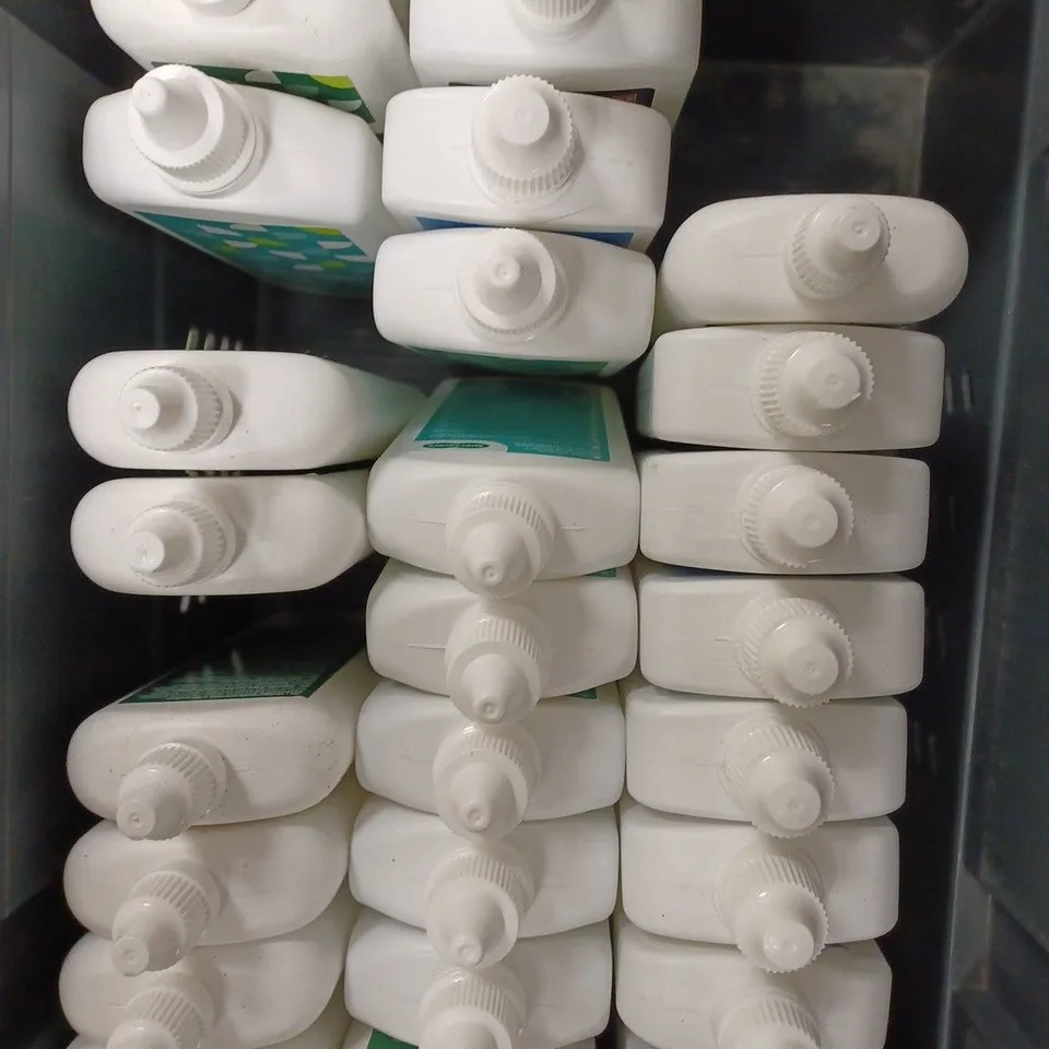 BOX OF APPROXIMATELY 30 CONTACT LENS SOLUTION BOTTLES IN VARIOUS BRANDS TO INCLUDE SPECSAVERS, COMFI & EVERCLEAR 