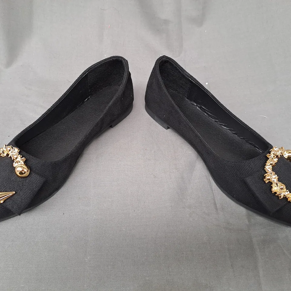 BOXED PAIR OF DESIGNER SLIP-ON SHOES IN BLACK W. GOLD EFFECT DETAIL EU SIZE 39