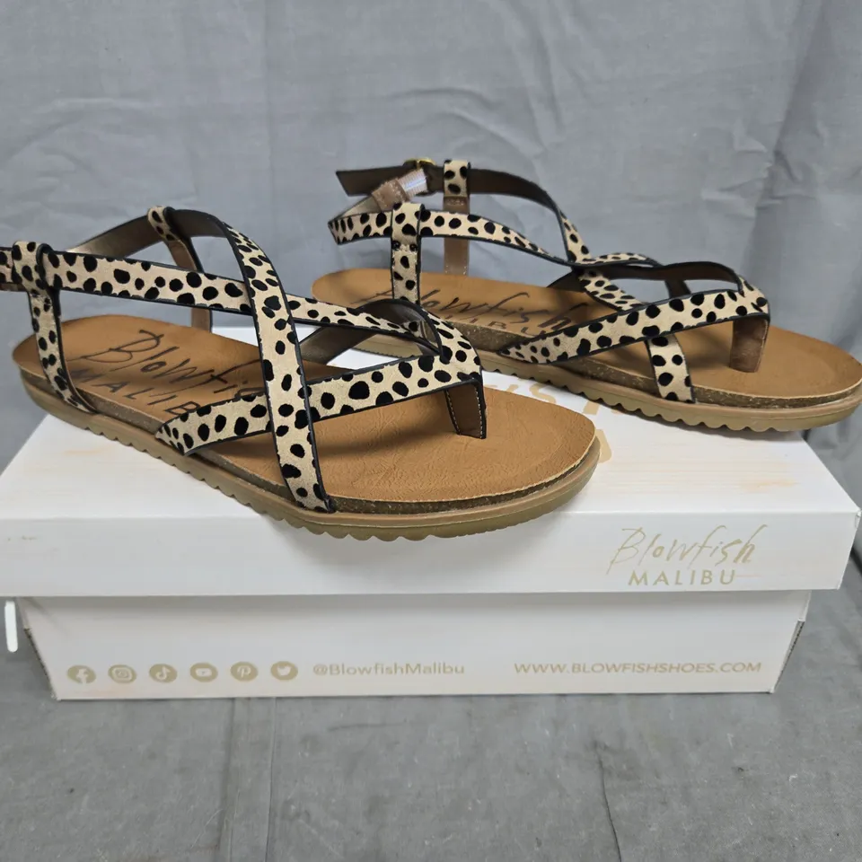 BOXED PAIR OF BLOWFISH TOE-POST SANDALS IN ANIMAL PRINT PATTERN SIZE 6