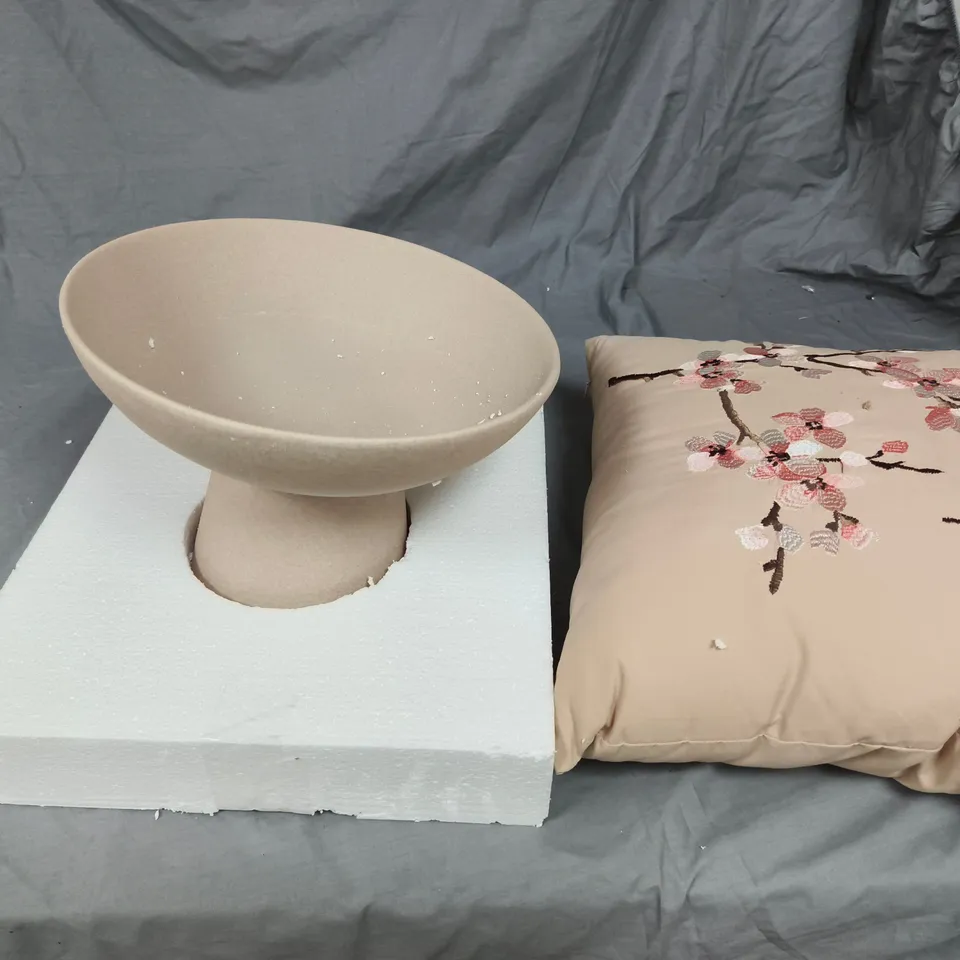 APPROXIMATELY 6 ASSORTED HOUSEHOLD PRODUCTS TO INCLUDE CUSHIONS, HOME DECOR ETC 