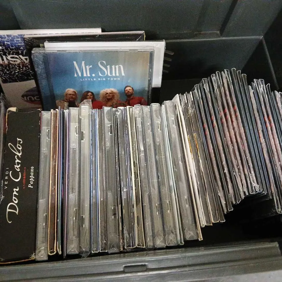 LOT OF APPROXIMATELY 40 ASSORTED MUSIC CDS TO INCLUDE OASIS, TAYLOR SWIFT AND COLDPLAY