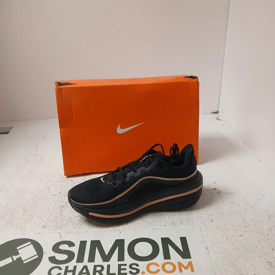 NIKE AIR WINFLO 12 RUNNING SHOES – BLACK/PEACH, UK5 (US7.5) – BOXED