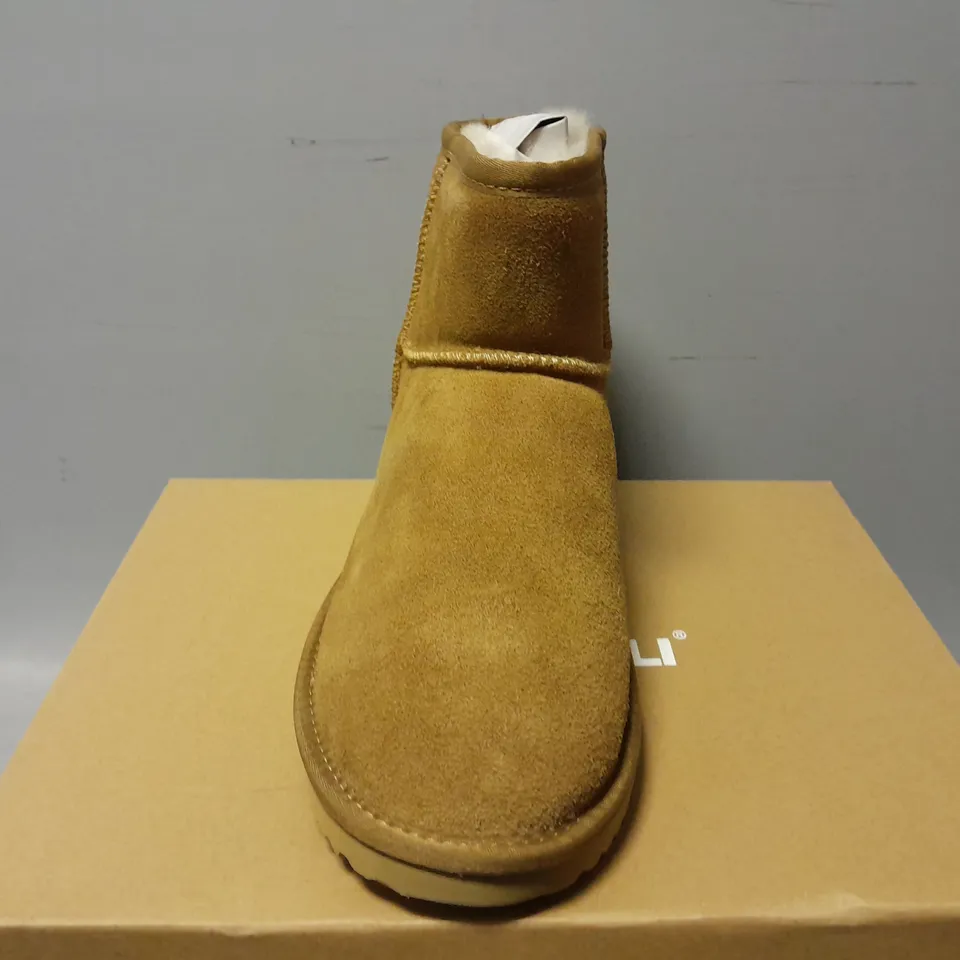 BOXED PAIR OF AUS WOOLI BONDI SHOES IN CHESTNUT - UK 9