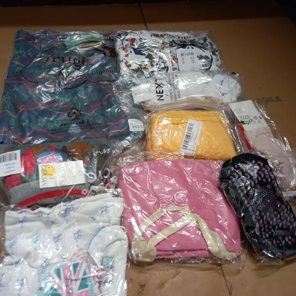 LARGE QUANTITY OF ASSORTED CHILDRENS CLOTHING ITEMS 