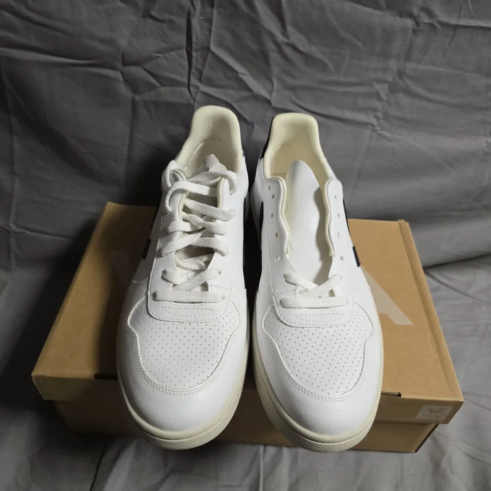 BOXED PAIR OF VEJA WHITE LEATHER SNEAKERS - UK SIZE 10