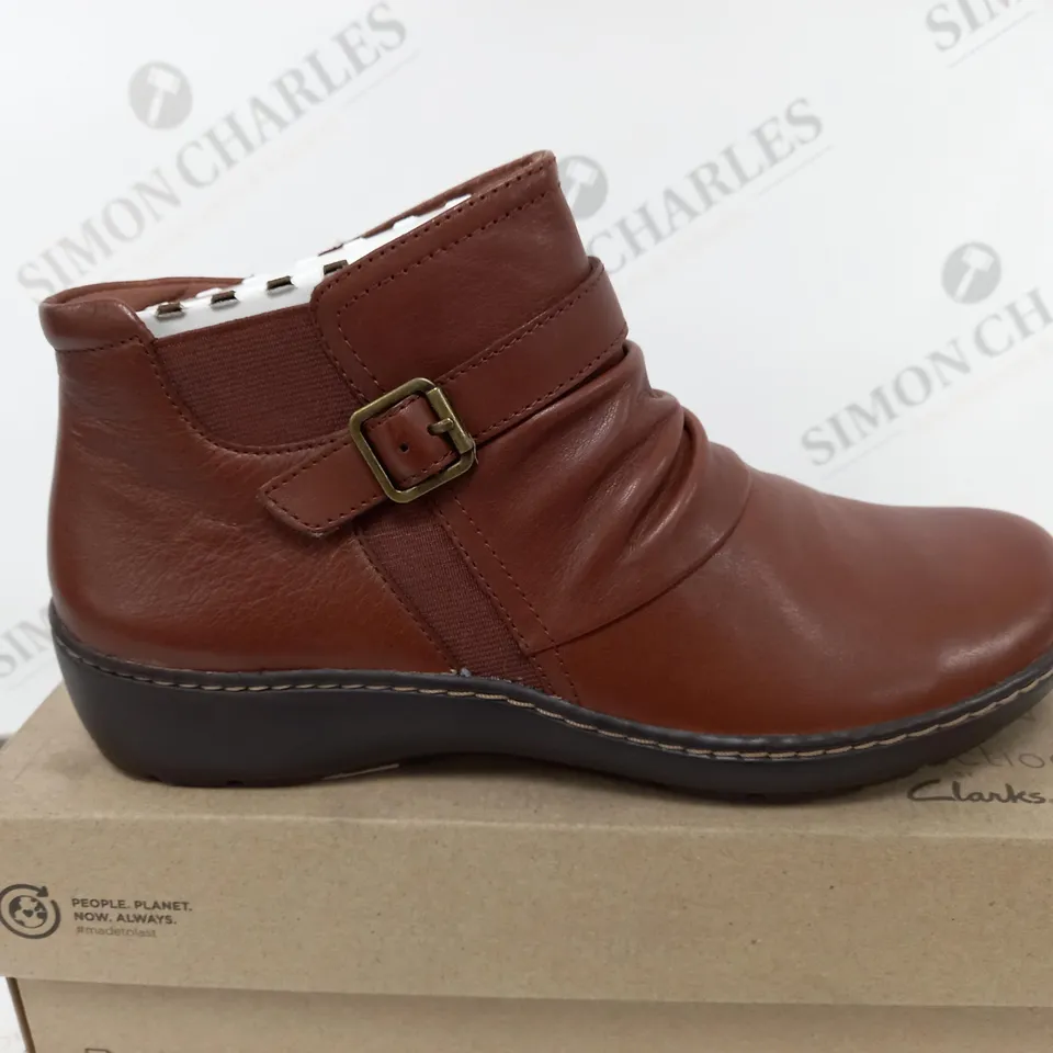 BOXED CLARKS CORA ROUCHED IN DARK TAN LEA IN UK 7