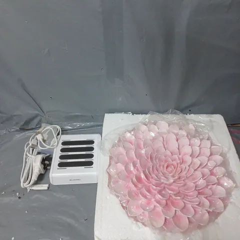 APPROXIMATELY 9 HOUSEHOLD ITEMS TO INCLUDE A GARDEN FLORAL WALL HANGING AND A MULTI US CHARGING DEVICE