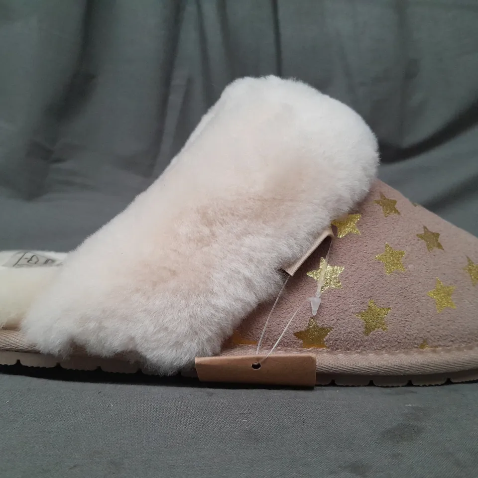 BOXED PAIR OF FENLAND SHEEPSKIN WOMEN'S MULES IN GOLD STAR SIZE 5/6