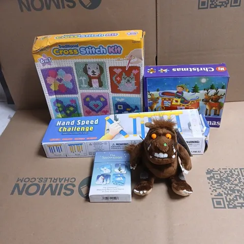 BOX OF APPROXIMATELY 25 ASSORTED TOYS/GAMES TO INCLUDE CHRISTMAS PUZZLE, HAND SPEED CHALLENGE, GRUFFALO SOFT TOY, CROSS STITCH KIT, THE SNOWMAN CARD GAME ETC