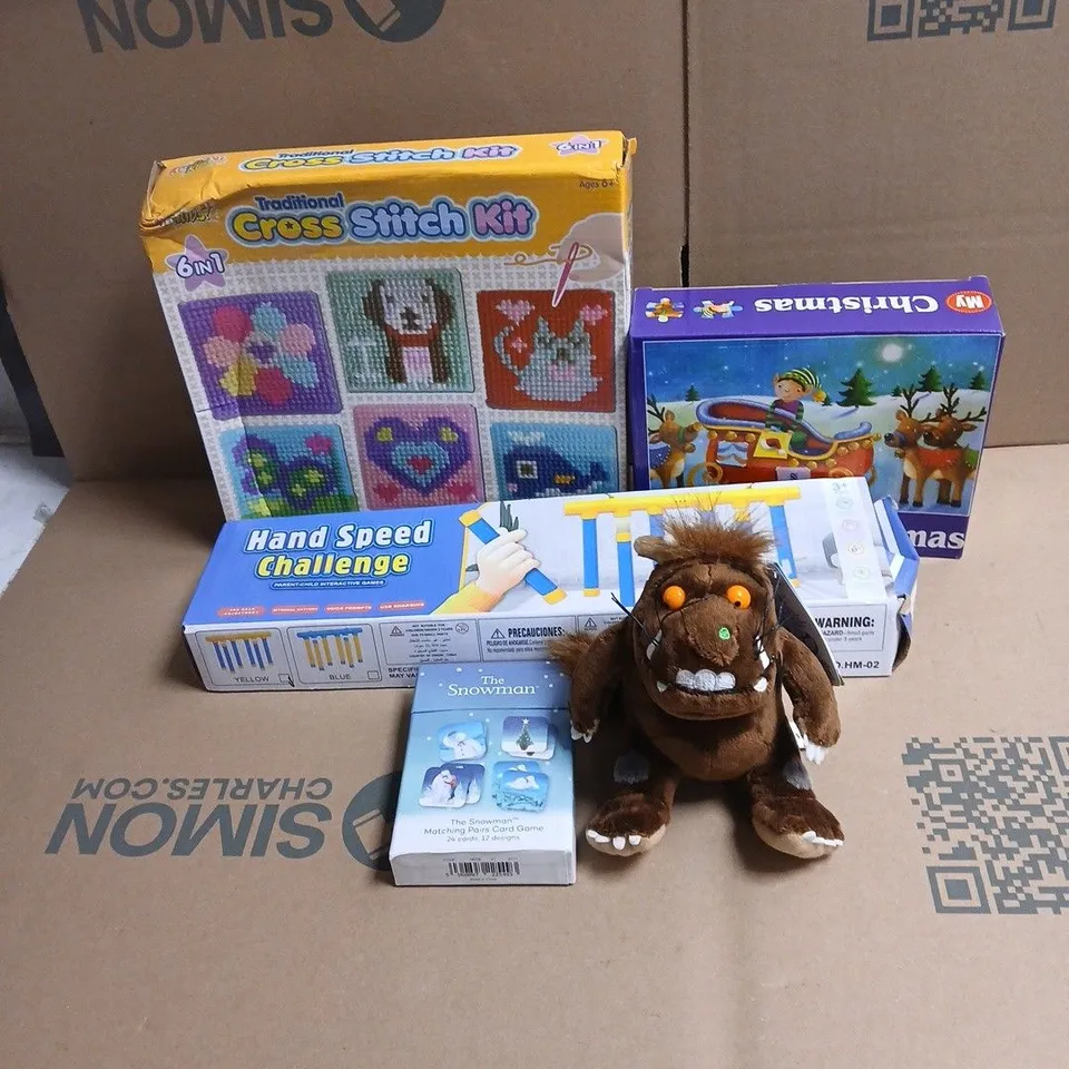 BOX OF APPROXIMATELY 25 ASSORTED TOYS/GAMES TO INCLUDE CHRISTMAS PUZZLE, HAND SPEED CHALLENGE, GRUFFALO SOFT TOY, CROSS STITCH KIT, THE SNOWMAN CARD GAME ETC
