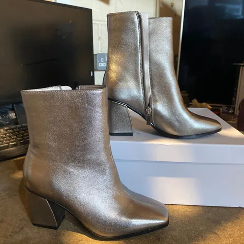 BEN DE LISI ADELE BOOTS SIZE 4