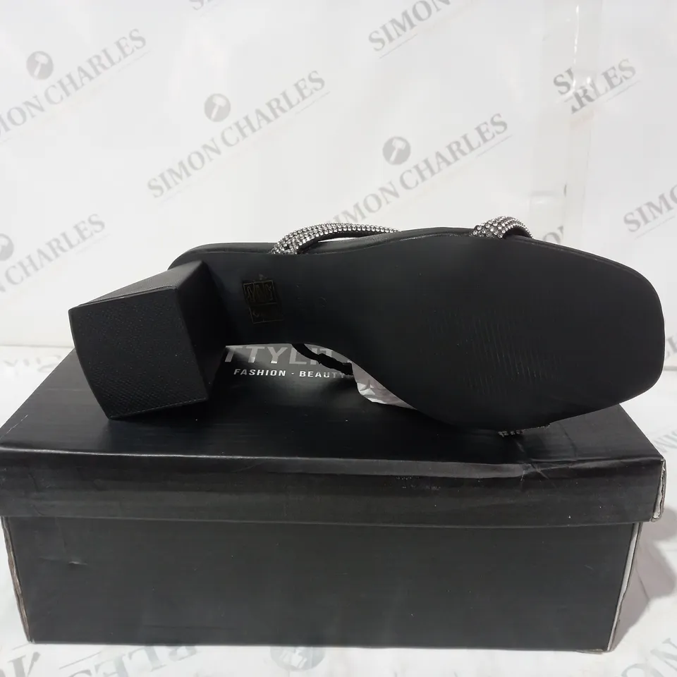 PLT BLACK AQUARE TOE DIAMANTIE STRAP BLACK SIZE 6