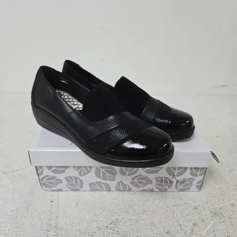 SHOE TREE COMFORT NERISSA WOMEN'S BLACK PATENT LOAFERS β UK 8
