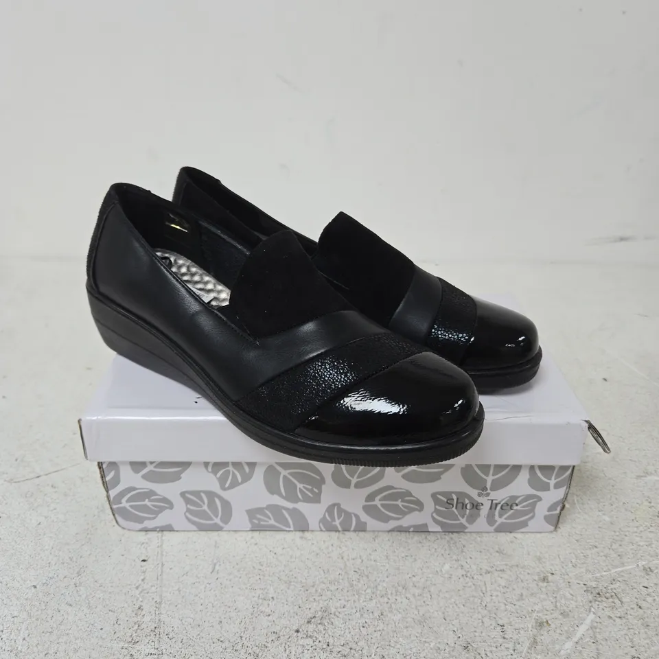SHOE TREE COMFORT NERISSA WOMEN'S BLACK PATENT LOAFERS – UK 8