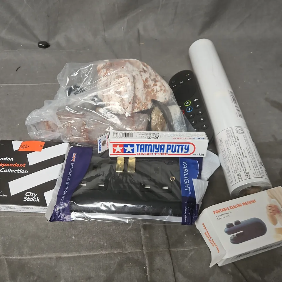 APPROXIMATELY 15 ASSORTED HOUSEHOLD ITEMS TO INCLUDE VARILIGHT SWITCHED LIGHT, TAMIYA PUTTY, PORTABLE SEALING MACHINE, ETC