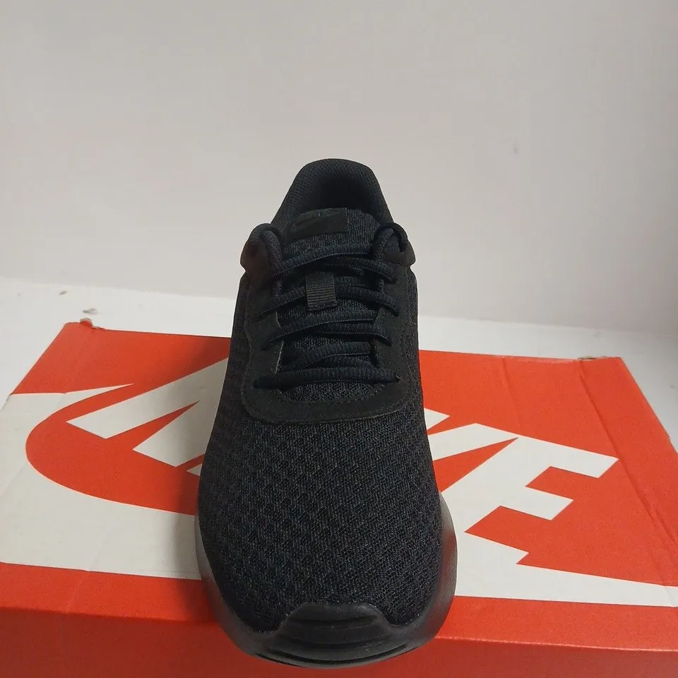 BOXED PAIR OF NIKE TANJUN RUNNING SHOES – UK SIZE 7