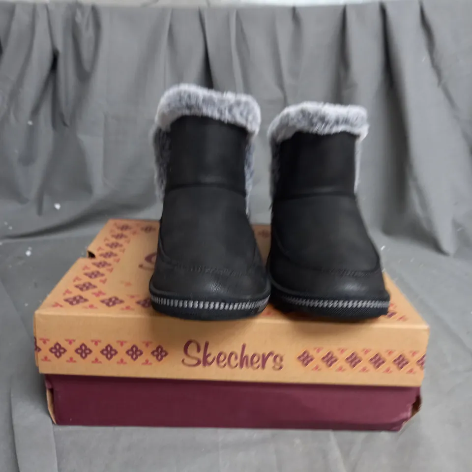BOXED PAIR OF SKECHERS COZY CAMPFIRE SLIPPER BOOTS IN BLACK SIZE 4