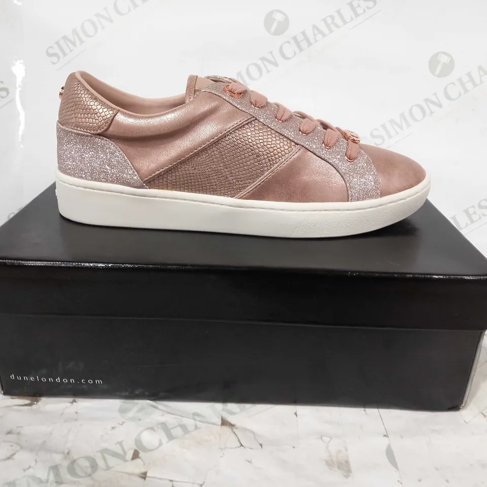 BOXED PAIR OF DUNE LONDON EVERLEE LACE UP TRAINERS IN ROSE GOLD COLOUR W. GLITTER EFFECT UK SIZE 5