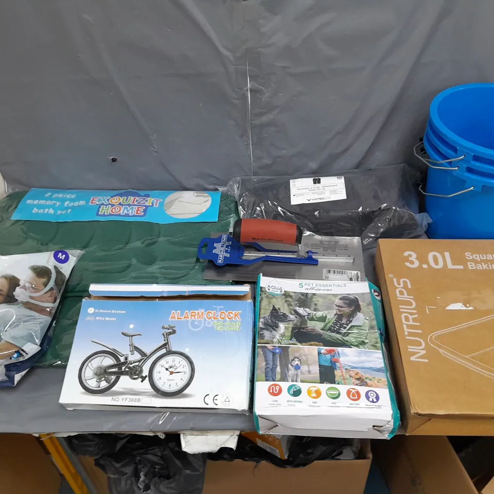 BOX OF APPROXIMATELY 15 ASSORTED HOUSEHOLD ITEMS TO INCLUDE AIRHEAD, FLAT MOP, AND 3.0L SQUARE GLASS BAKING DISH ETC.