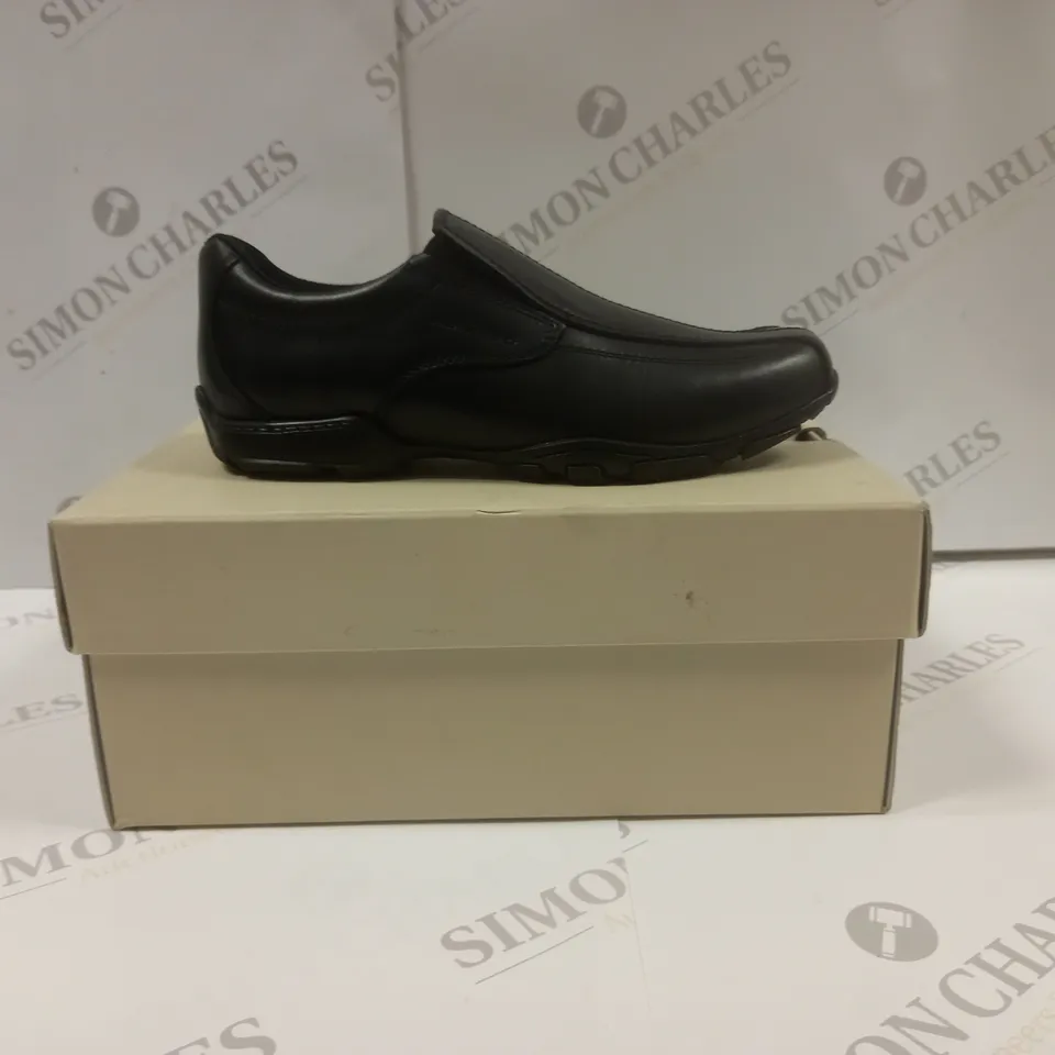 BOXED PAIR OF HUSH PUPPIES ELIJAH JUNIOR BLACK UK SIZE 1 