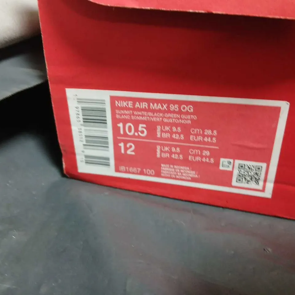 NIKE AIR MAX 95 OG TRAINERS – UK 9.5 (US 10.5) – BLACK/WHITE WITH NEON GREEN ACCENTS