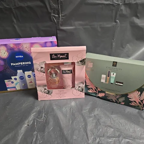 BOX OF APPROXIMATELY 10 VARIOUS GIFT SETS TO INCLUDE NIVEA BATH AND BODY, CHAMPNEYS HEALTH SPA AND ONE DIRECTION EAU DE PARFUM