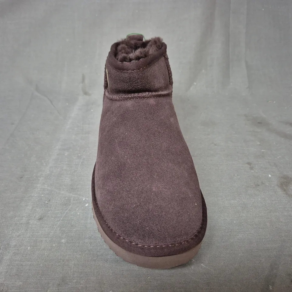 BOXED PAIR OF HOLLAND COOPER ULTRA MINI SHEARLING BOOTS IN CHOCOLATE SIZE 6