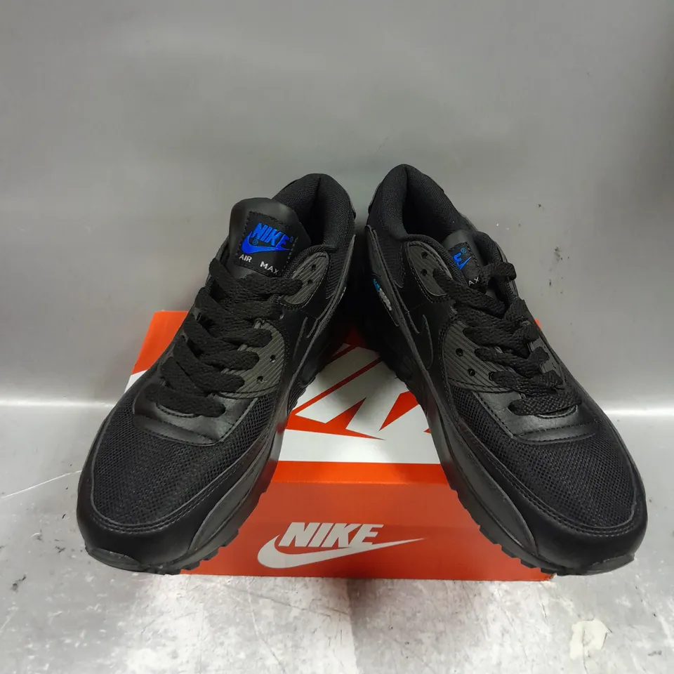 BOXED PAIR OF NIKE AIR MAX 90 TRAINERS IN BLACK SIZE UK 8