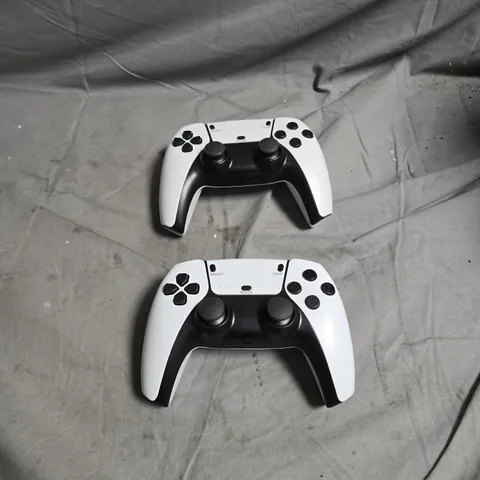 2 X WHITE WIRELESS GAME CONTROLLERS 